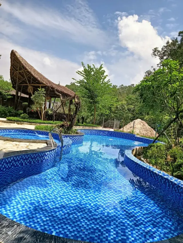 Bể bơi và chòi tre nhìn ra đồi