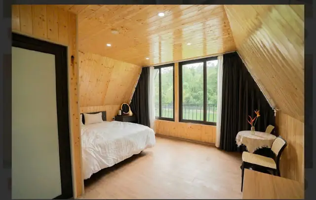 Bungalow mái chữ A, cửa kính nhìn ra cây