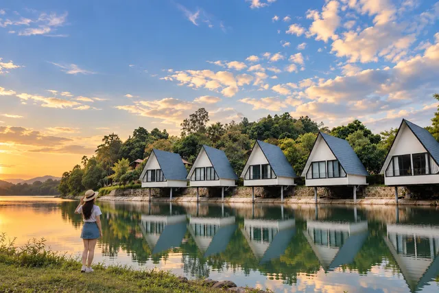 Ảnh minh họa: cô gái đứng bên hồ nhìn dãy bungalow mái chữ A