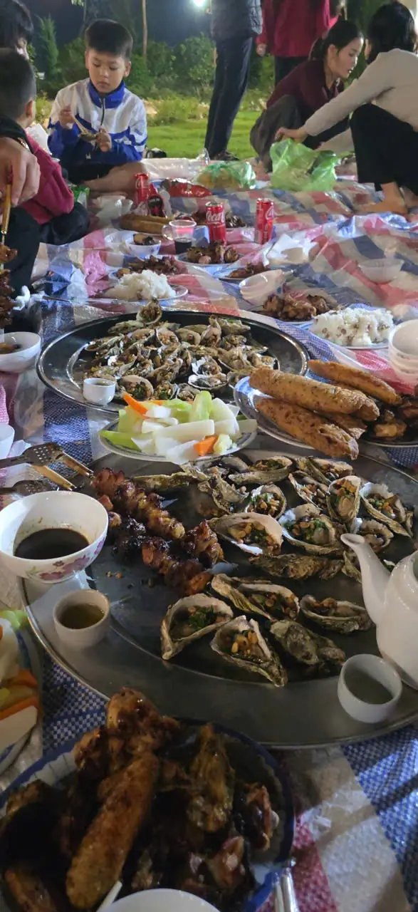 Khay đồ nướng: hàu nướng, xiên thịt, chả và rau dưa