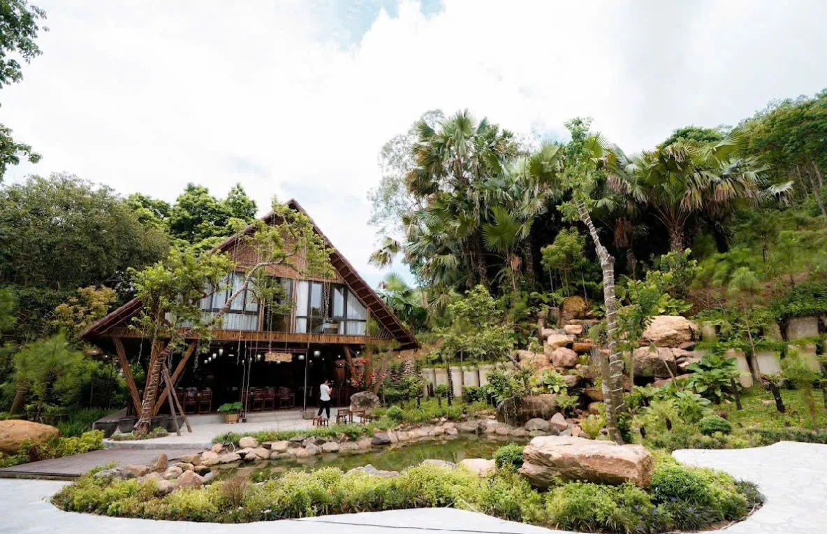 Nhà sàn gỗ mái dốc bên vườn đá, thác nước nhỏ và hồ cá koi tại Sơn Thủy Retreat